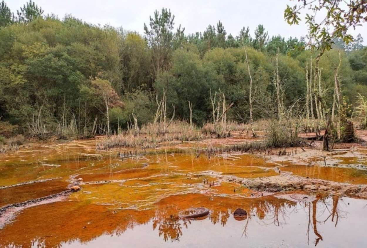 Imagen de uno de los vertidos de la mina de Touro-O Pino denunciado por Greenpeace Galicia el pasado año (Foto: Europa Press).