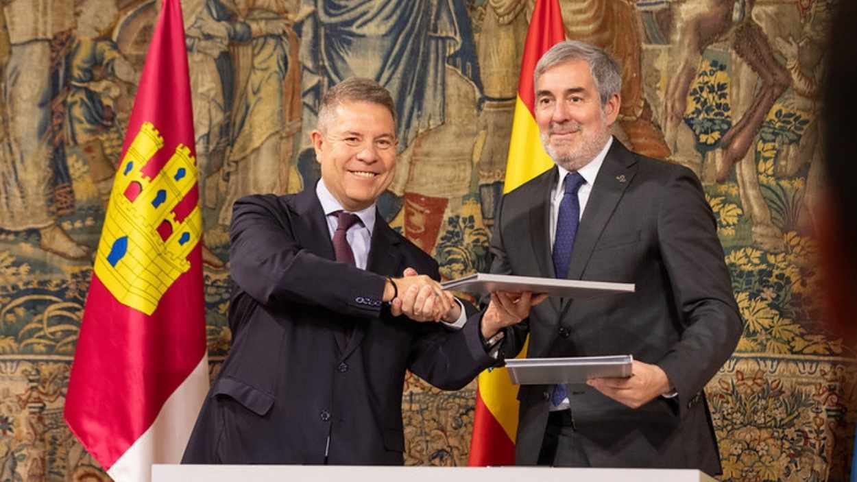 Emiliano García-Page, presidente de Castilla-La Mancha, y Fernando Clavijo, presidente de las Islas Canarias. JCCM.