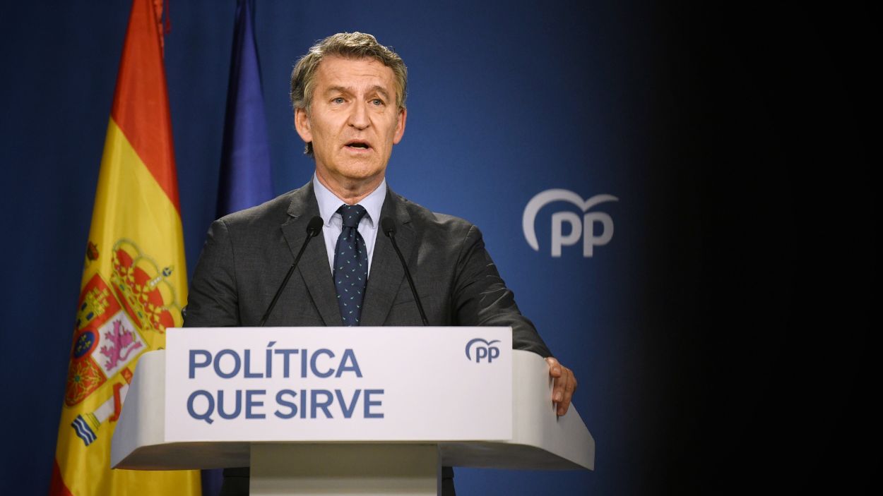 El presidente del Partido Popular, Alberto Núñez Feijóo, en una rueda de prensa desde la sede de Génova. EP.
