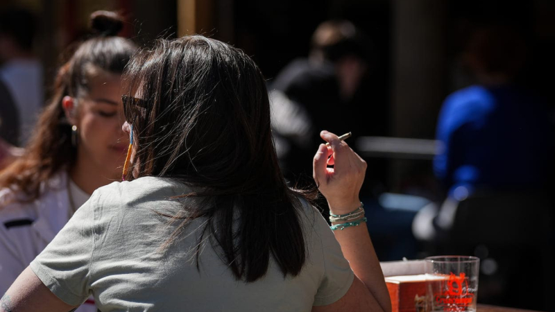 personas fumando