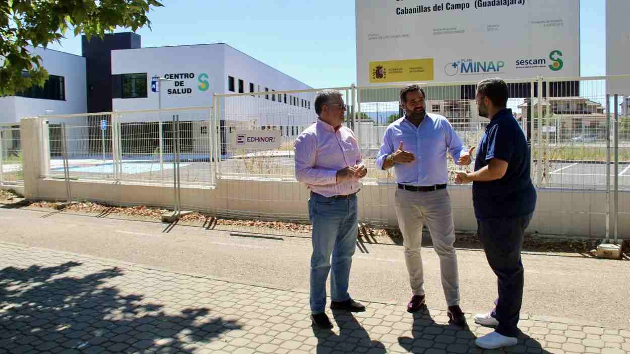 Paco Núñez frente al nuevo centro de salud de Cabanillas del Campo que el Gobierno de Page ha construido. PP.