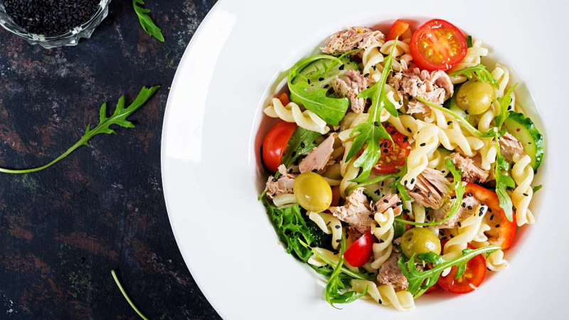Ensalada de pasta con atún