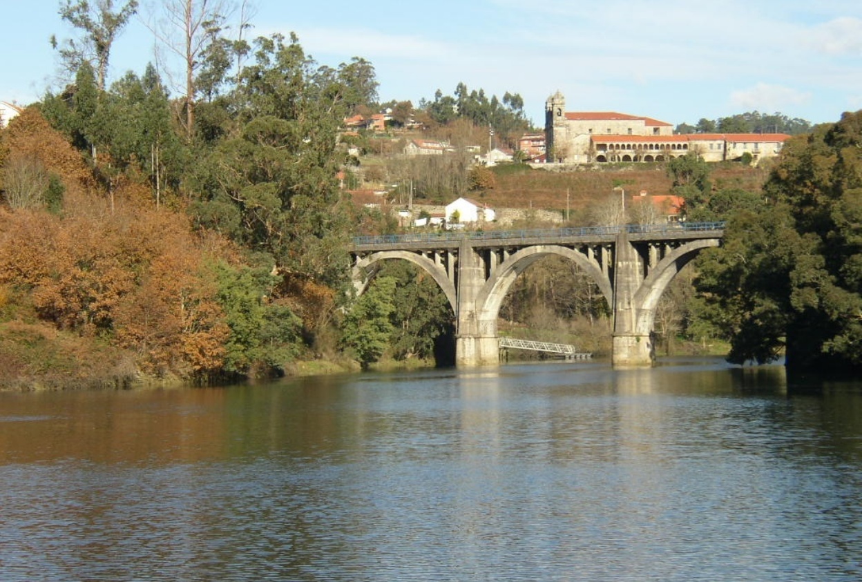 Imagen de archivo del río Lérez a su paso por la ciudad con la iglesia de San Bieito al fondo (Foto: Europa Press/Archivo).