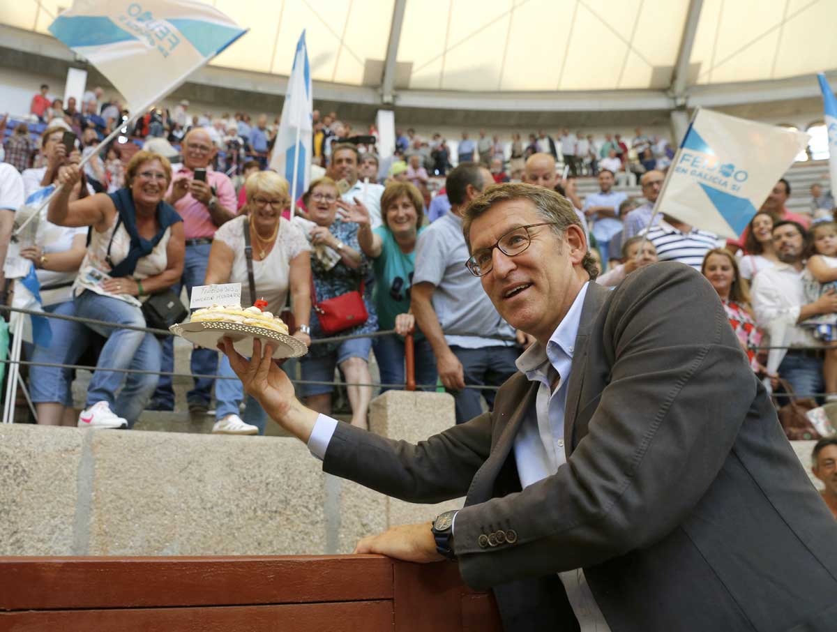 Feijóo saluda a los simpatizantes, que le regalaron una tarta en el día de su cumpleaños, el pasado viernes, al finalizar un mitin en Pontevedra. 
