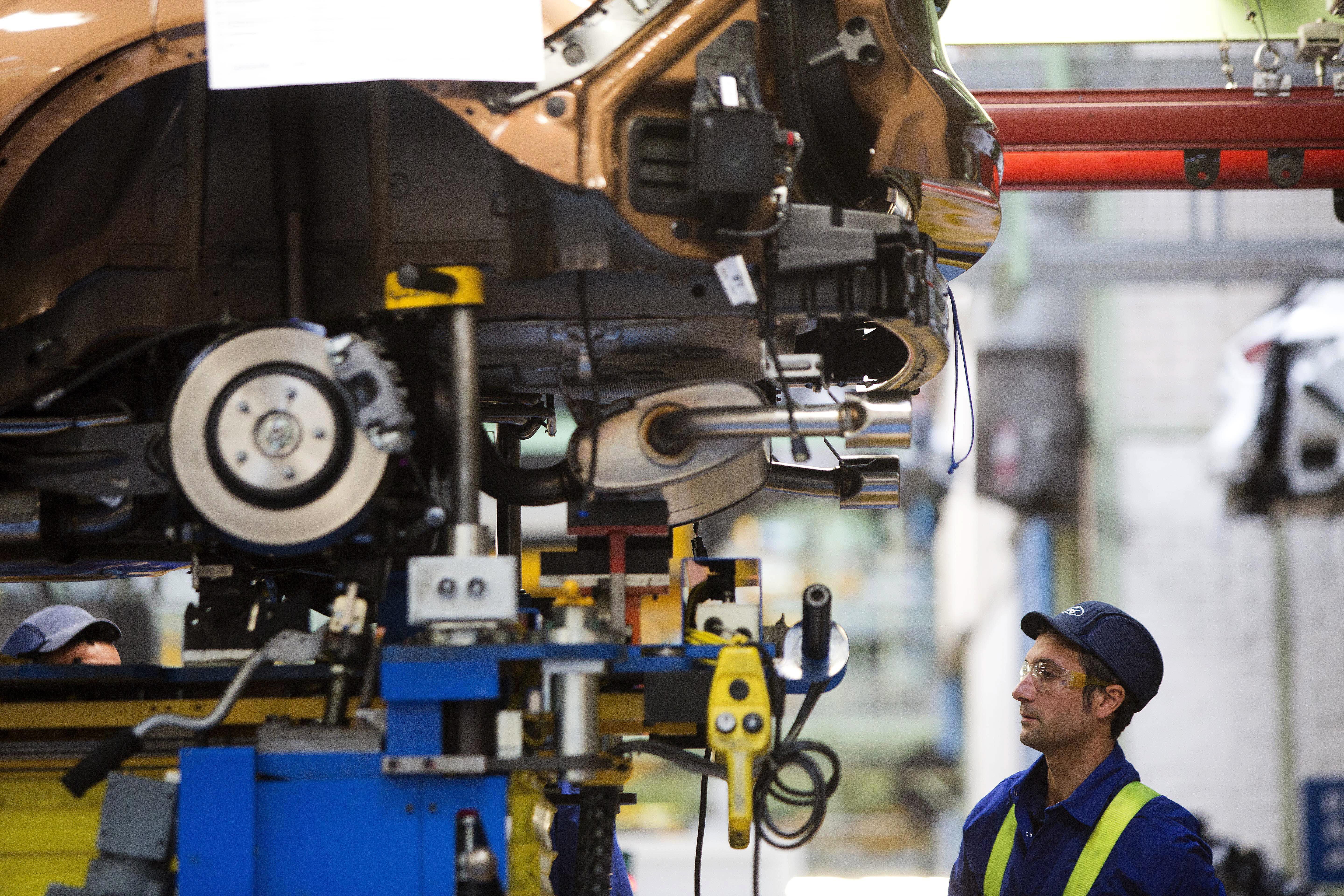 Un trabajador en la cadena de montaje de una factoría de Ford