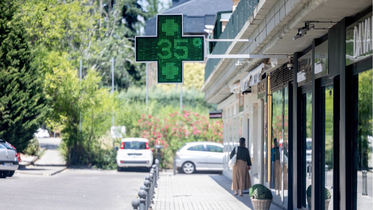 Una señal luminosa de farmacia con la temperatura registrada. EP.