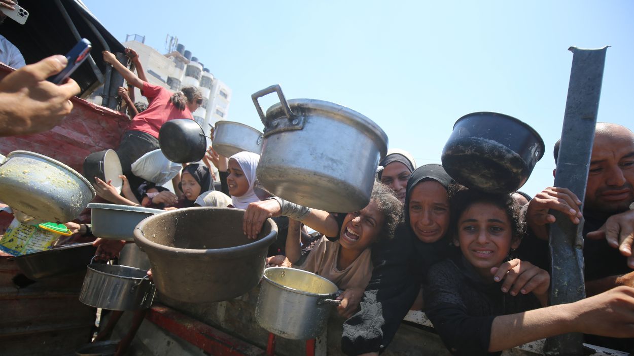 Personas pidiendo una ración de comida ante la hambruna en Gaza. EP.