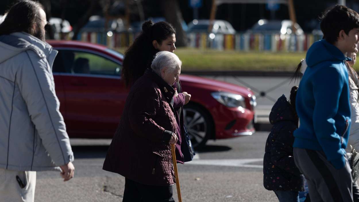 Más del 50 de los cuidados a dependientes recaen en las mujeres, según un estudio