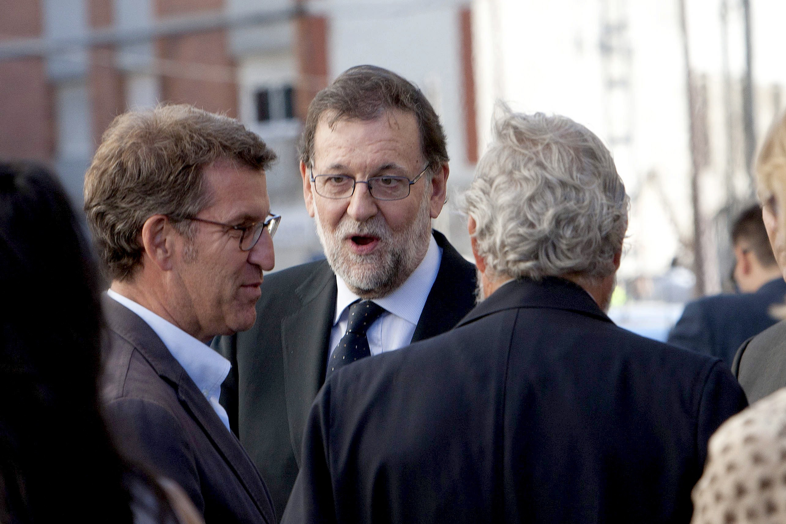 El presidente del Gobierno en funciones, Mariano Rajoy (c), junto al presidente de la Xunta, Alberto Núñez Feijoó (i).