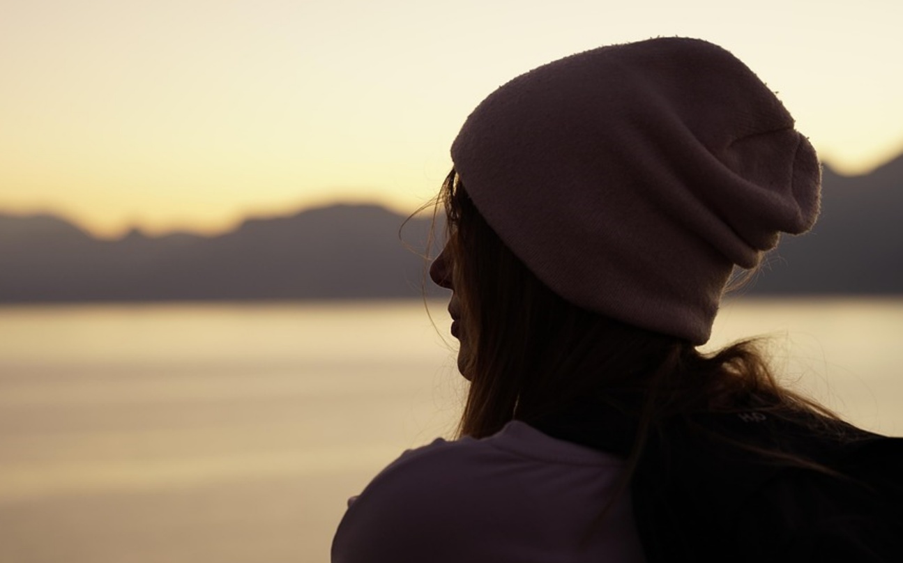 Una mujer de espaldas. (Foto: Pixabay)