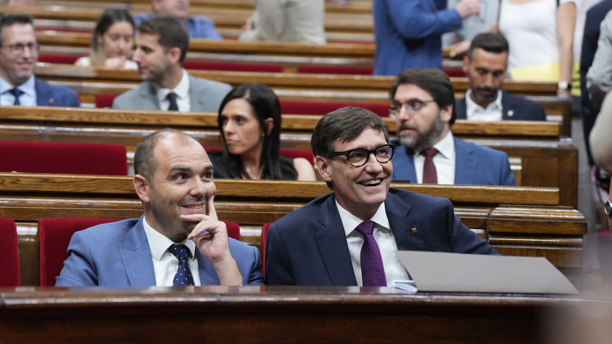 El president del Govern, Salvador Illa (d), y el conseller de la Presidencia, Albert Dalmau (i) en el Parlament de Cataluña a 22 de julio de 2025.  David Zorrakino / Europa Press