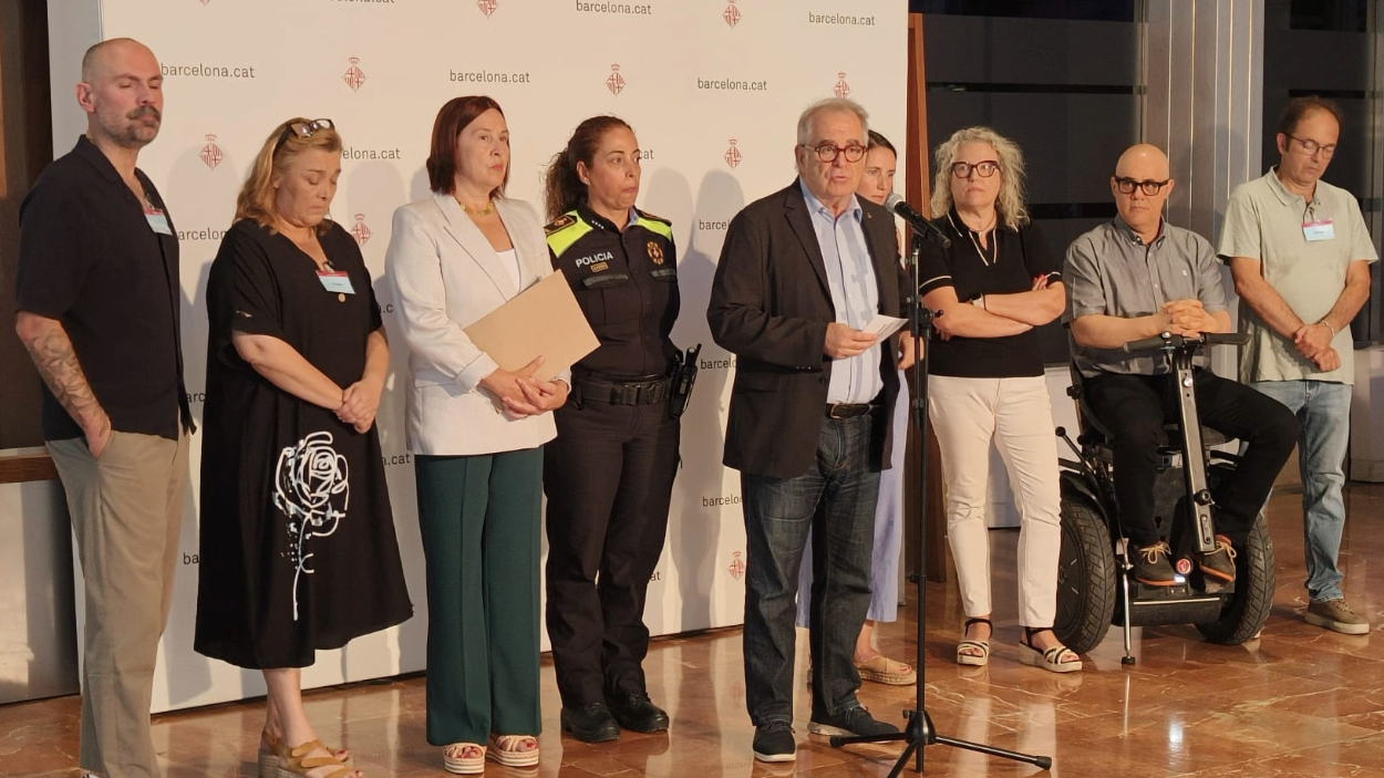El teniente de alcalde de Economía y concejal del Eixample, Jordi Valls junto a representantes del distrito y de los vecinos y comercios del barrio de Sant Antoni
