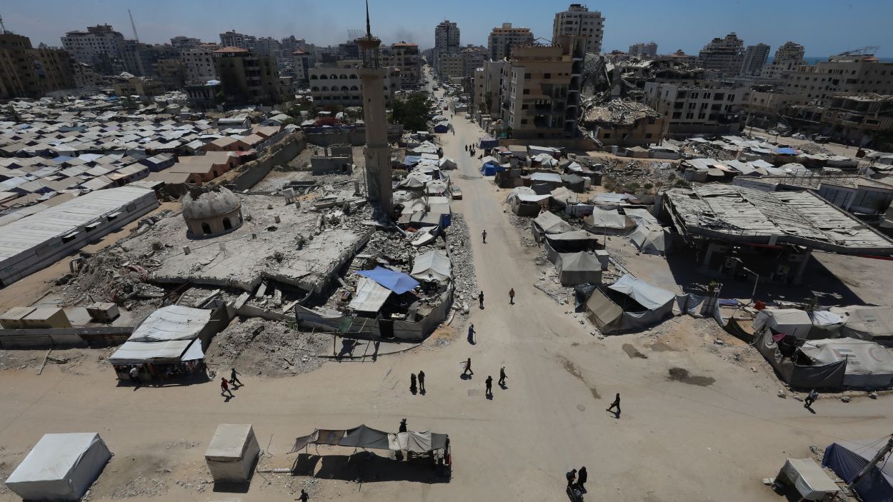 Campamento de refugiados entre las ruinas de la Ciudad de Gaza. EP.