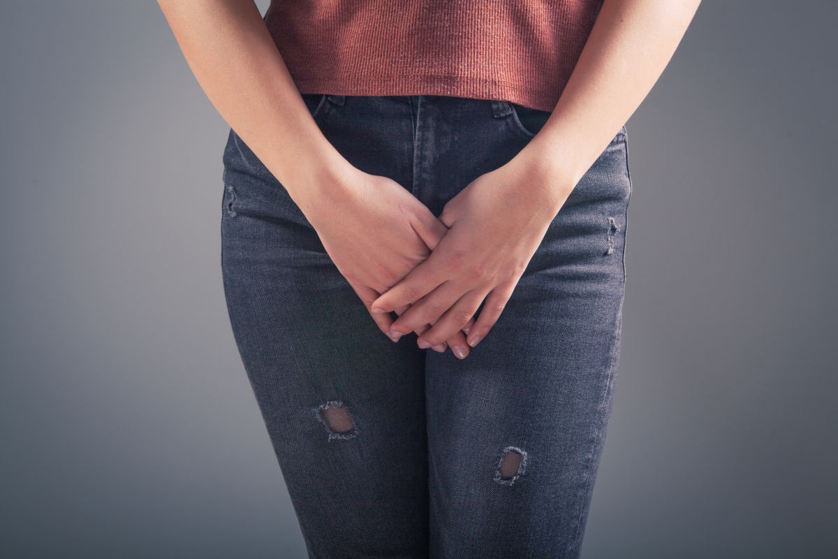 Una mujer joven se cubre con sus manos. Foto de 123rf sasun1990
