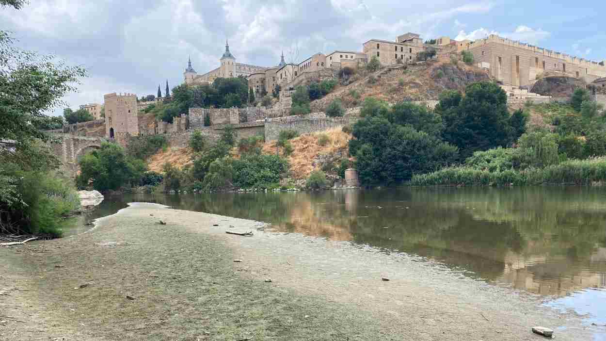 Caudal del Tajo bajísimo a su paso por la ciudad de Toledo. Fernando Redondo.
