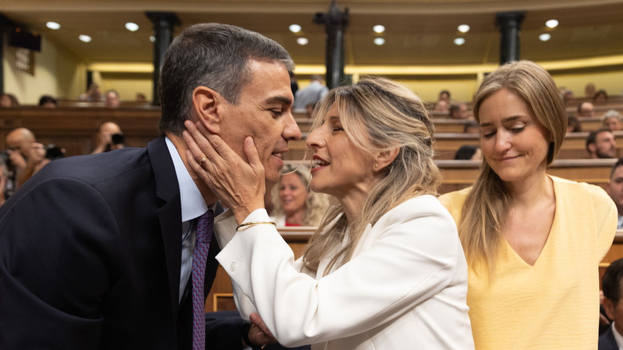 El presidente del Gobierno, Pedro Sánchez, saluda a la vicepresidenta segunda y ministra de Trabajo, Yolanda Díaz, en presencia de la vicepresidenta tercera y ministra para la Transición Ecológica, Sara Aagesen. EP.