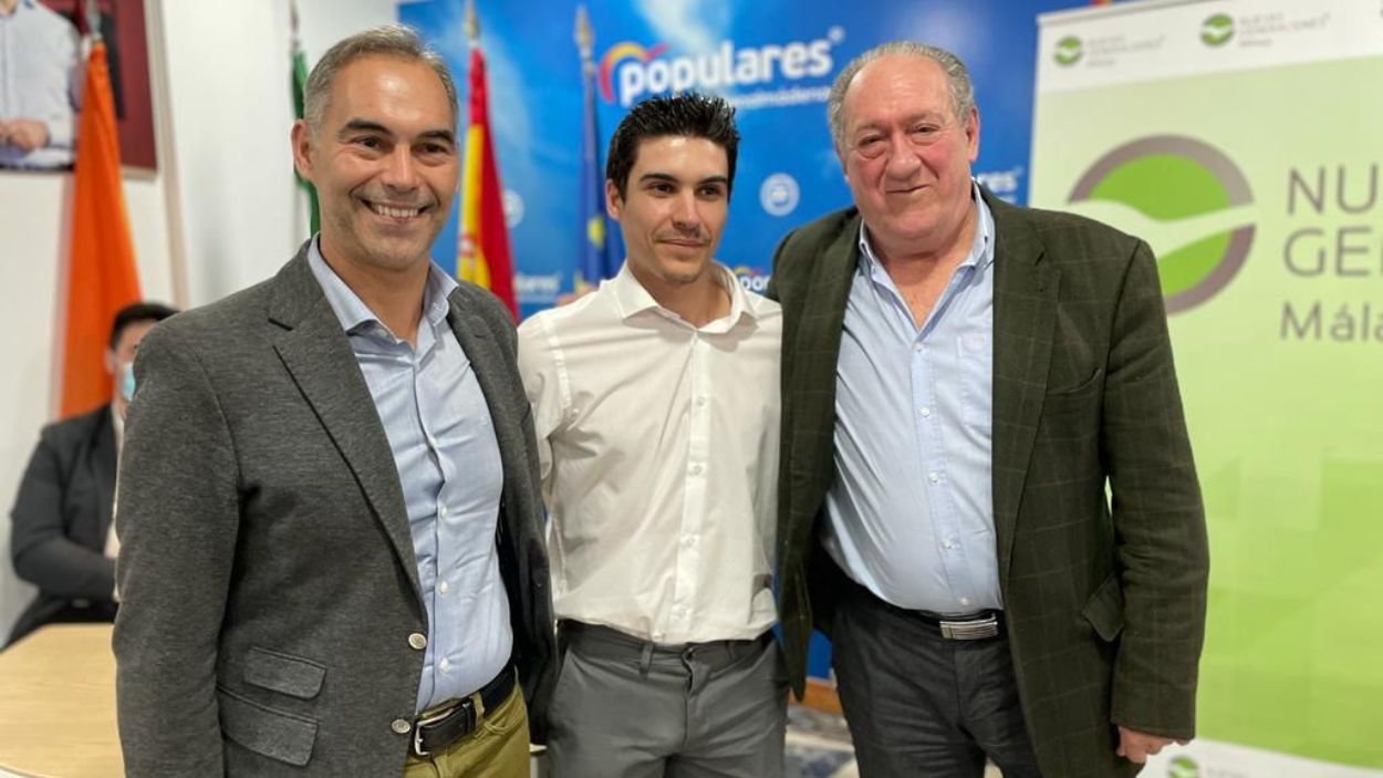 El alcalde de Benalmádena, Juan Antonio Lara (izquierda), junto al presidente de NNGG, Jesús Serrano Muñoz (centro) y el ex regidor Enrique Moya. PP