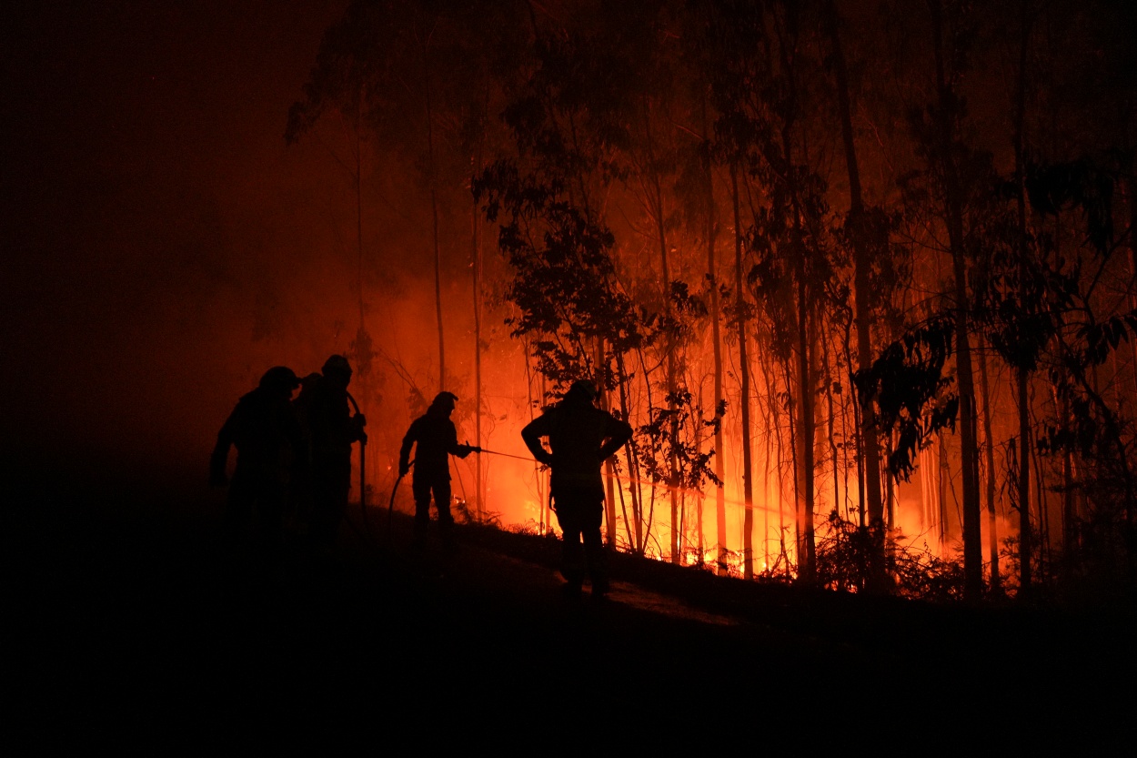 Imagen de ayer del incendio de Ponteceso, A Coruña (Foto: Europa Press).