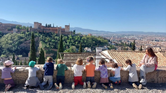 Niños en el Mirador de San Nicolás hacia la gran Alhambra de Granada. Ayuntamiento de Granada/EP
