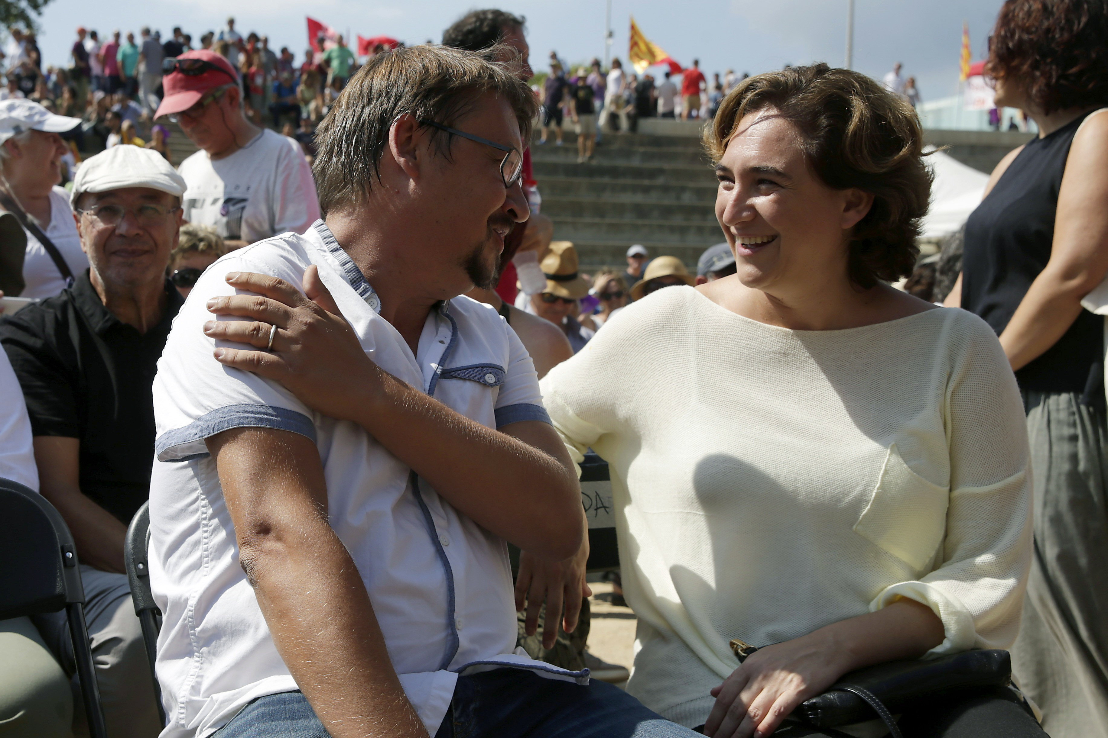 El líder de En Comú Podem, Xavier Domenech, junto a la alcaldesa de Barcelona, Ada Colau, durante el acto de conmemoración del 40 aniversario de la primera manifestación que se realizó un 11 de septiembre, con motivo de la Diada de Cataluña.