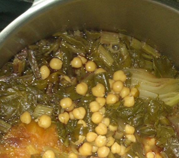 Garbanzos con acelgas y bacon crujiente y bonito a la plancha con pimientos