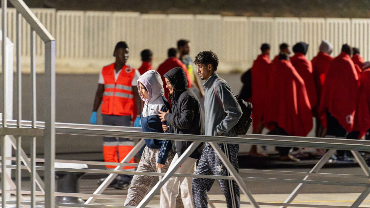 Llegada de varios migrantes tras ser rescatados por Salvamento Marítimo al muelle de Puerto Naos. EP. 