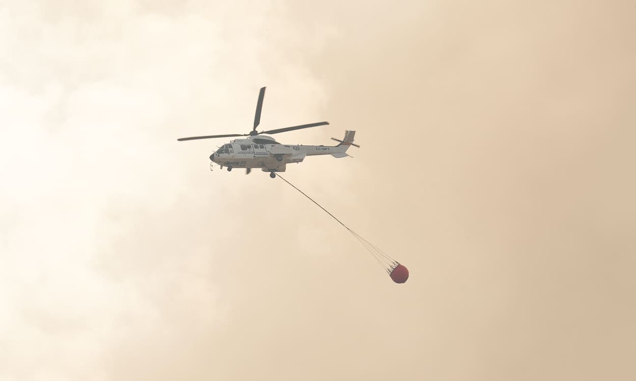Los medios aéreos actúan en el incendio en Tarifa (Cádiz). Francisco J. Olmo / EP