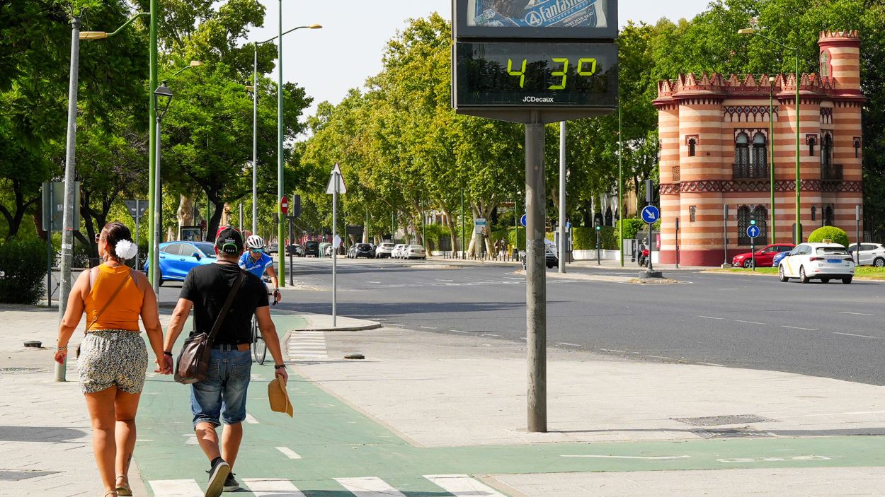 Termómetros disparados por la segunda ola de calor del verano 2025 en Sevilla. EP.
