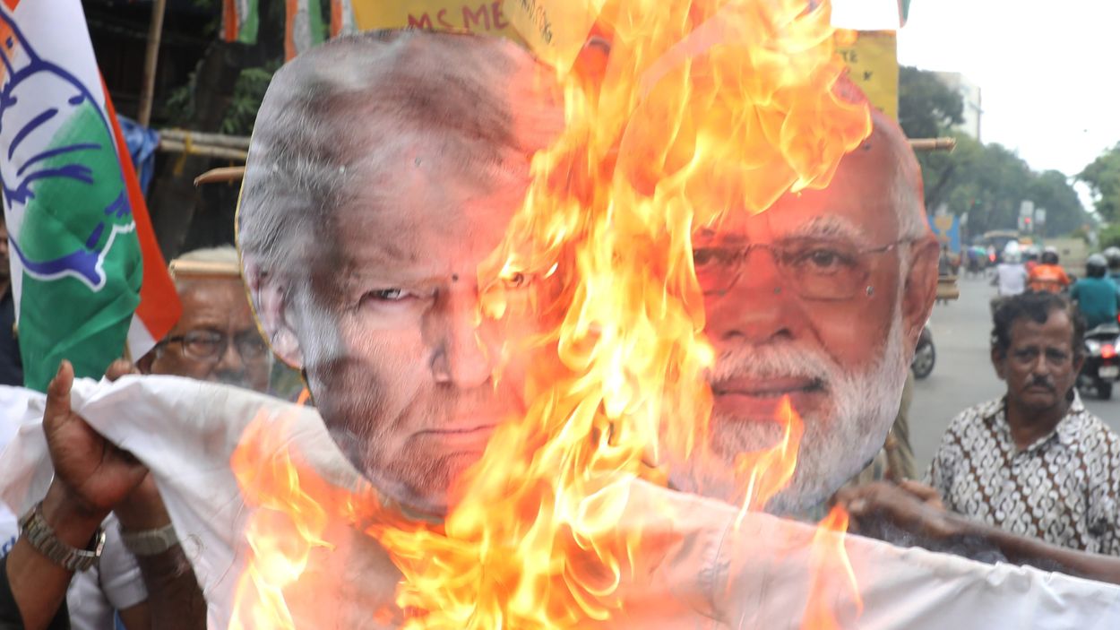 Ciudadanos indios prende fuego a los retratos de Trump y Modi como protesta a los aranceles. EP.