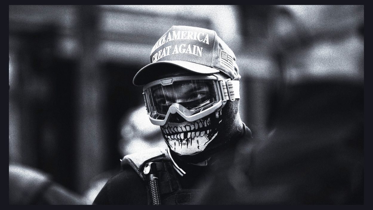 Un miembro de la organización política de extrema derecha, neofascista y exclusivamente masculina Proud Boys lleva gafas para protegerse del gas pimienta durante una protesta en apoyo al presidente Donald Trump. Elaboración Propia. 