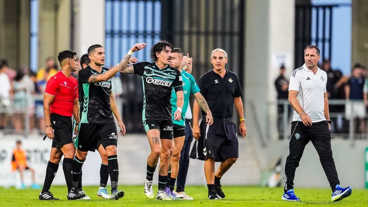 Puñetazos, expulsiones y muchos goles en el último amistoso del Betis. EP