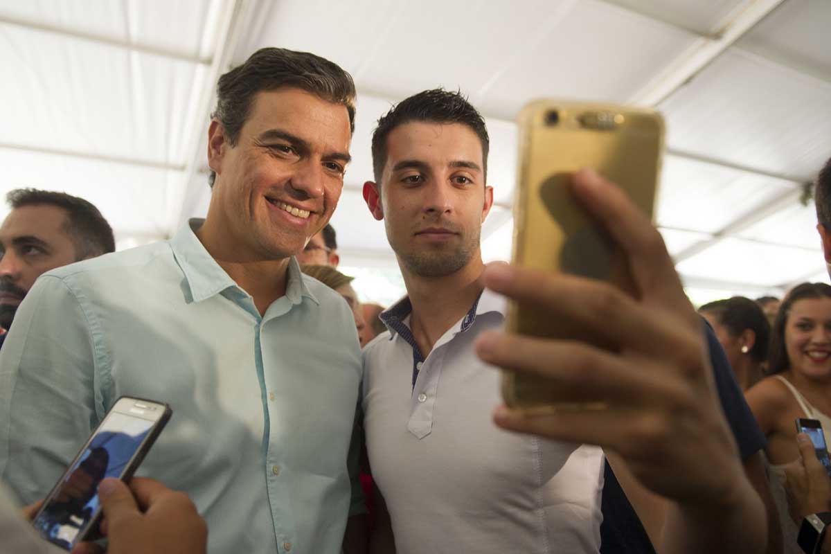 Pedro Sánchez fotografiándose con un seguidor.