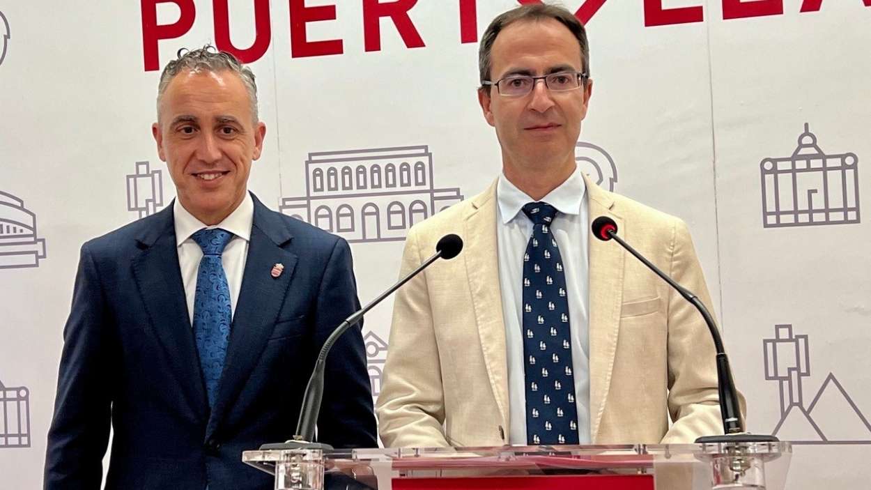 Miguel Ángel Ruiz, alcalde de Puertollano, y Juan Sebastián López Berdonces, concejal de Festejos. Archivo EP.