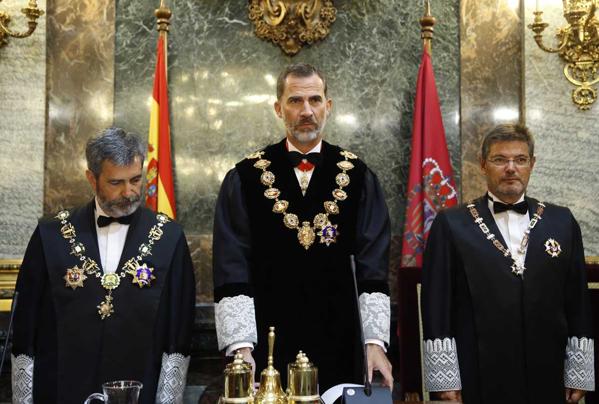 El Rey Felipe VI, entre el presidente del Consejo General del Poder Judicial, Carlos Lesmes y el ministro de Justicia en funciones, Rafael Catala, durante la apertura del año judicial. 