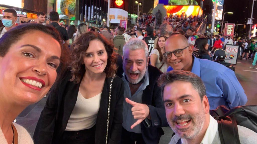Ayuso y acompañantes de gratis en New York 2021