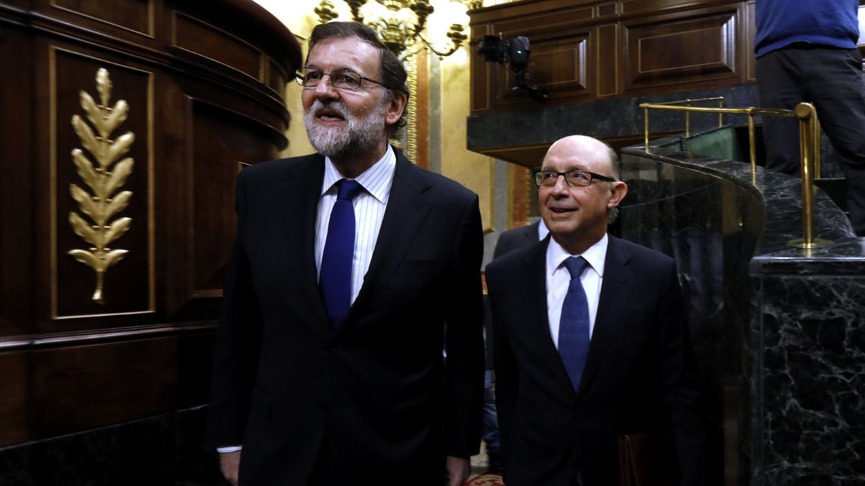 El expresidente del Gobierno, Mariano Rajoy, y el exministro de Hacienda, Cristóbal Montoro, en un Pleno del Congreso en 2017. EP.