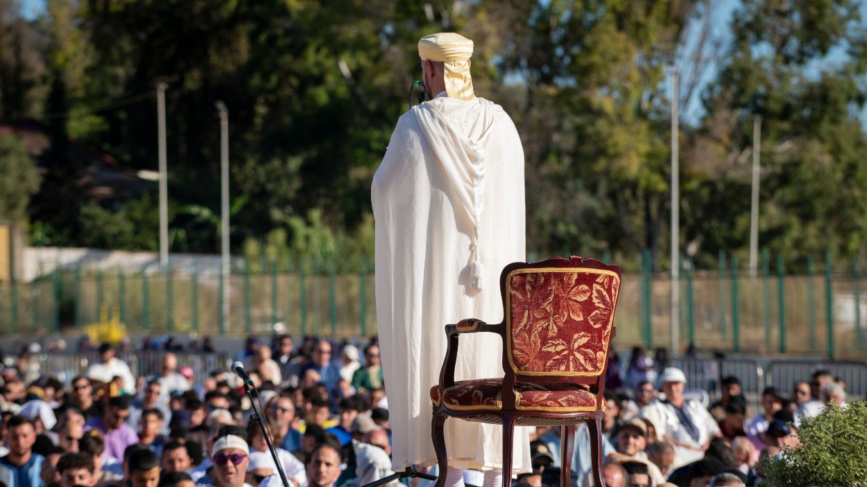 El imán durante el rezo colectivo de la Pascua del Cordero en Ceuta en 2024. EP.
