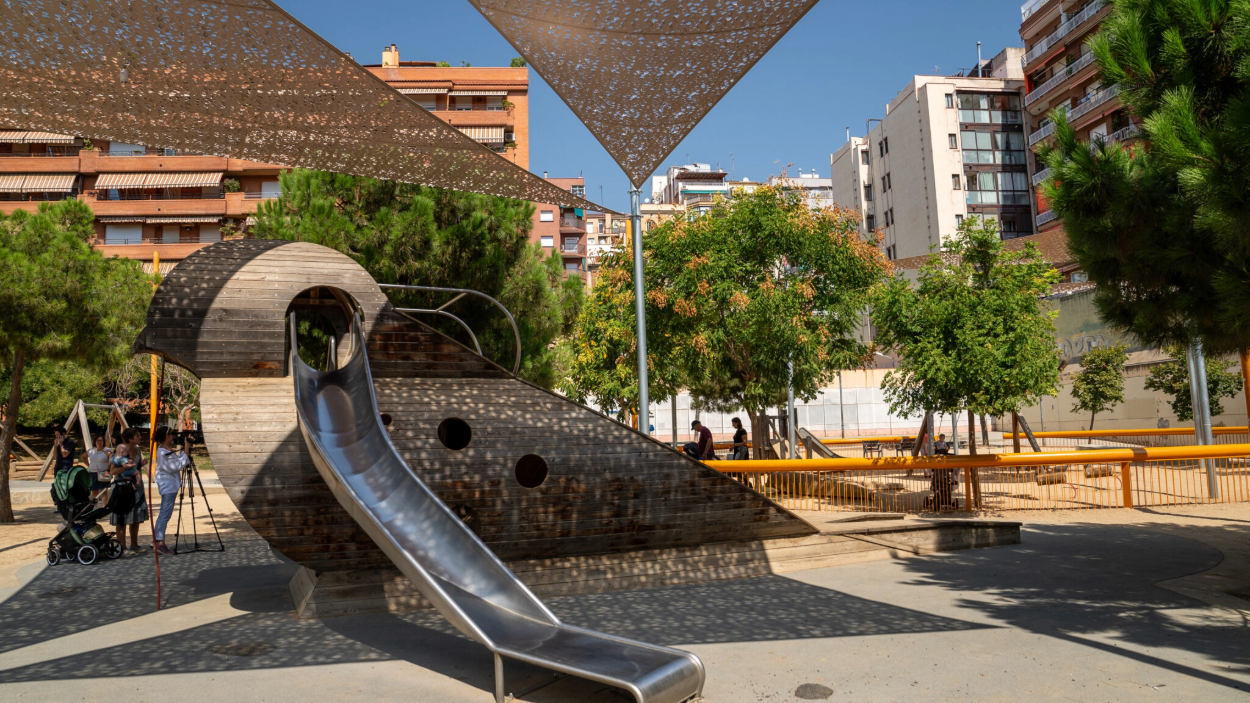 Un espacio con sombra instalada en un parque infantil de Barcelona