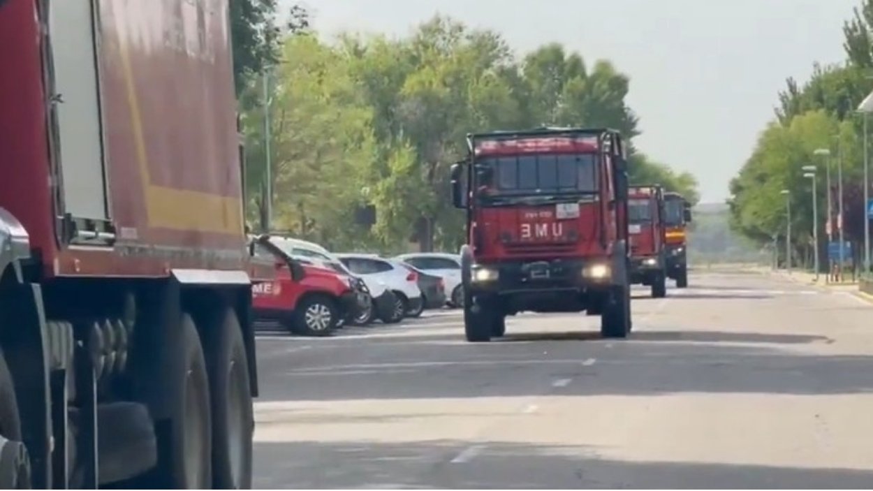 La UME moviliza varias unidades desde Torrejón y León para apoyar en el incendio de San Bartolomé (Ávila). Ignacio Cumellas 