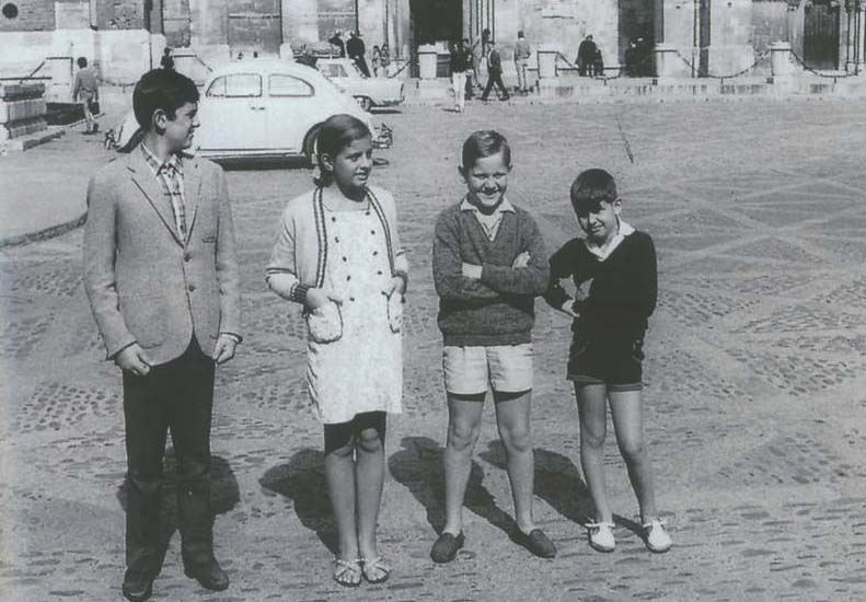 Rajoy y sus hermanos, Mercedes, Luis (ya fallecido) y Enrique. La imagen está incluida en el libro autobiográfico 'En confianza, de Mariano Rajoy', de Planeta