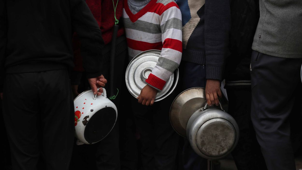 Niños palestinos esperando recibir alimentos. EP.