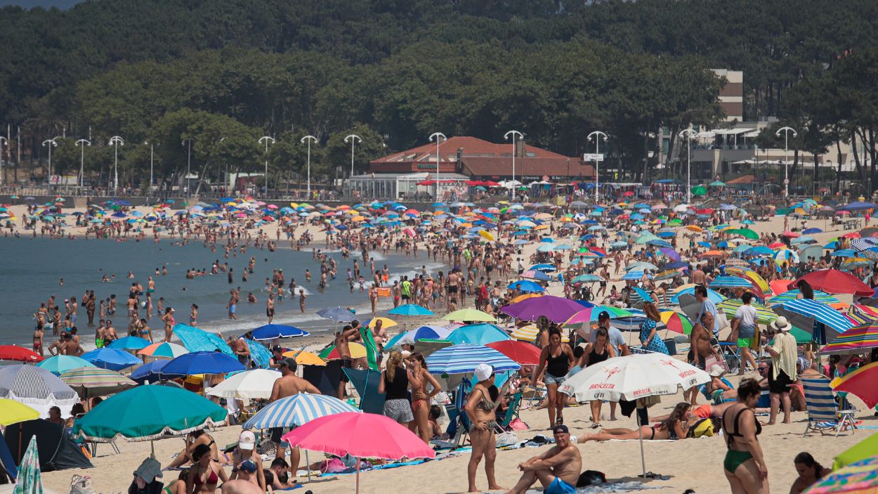 Decenas de bañistas en la playa. EP.
