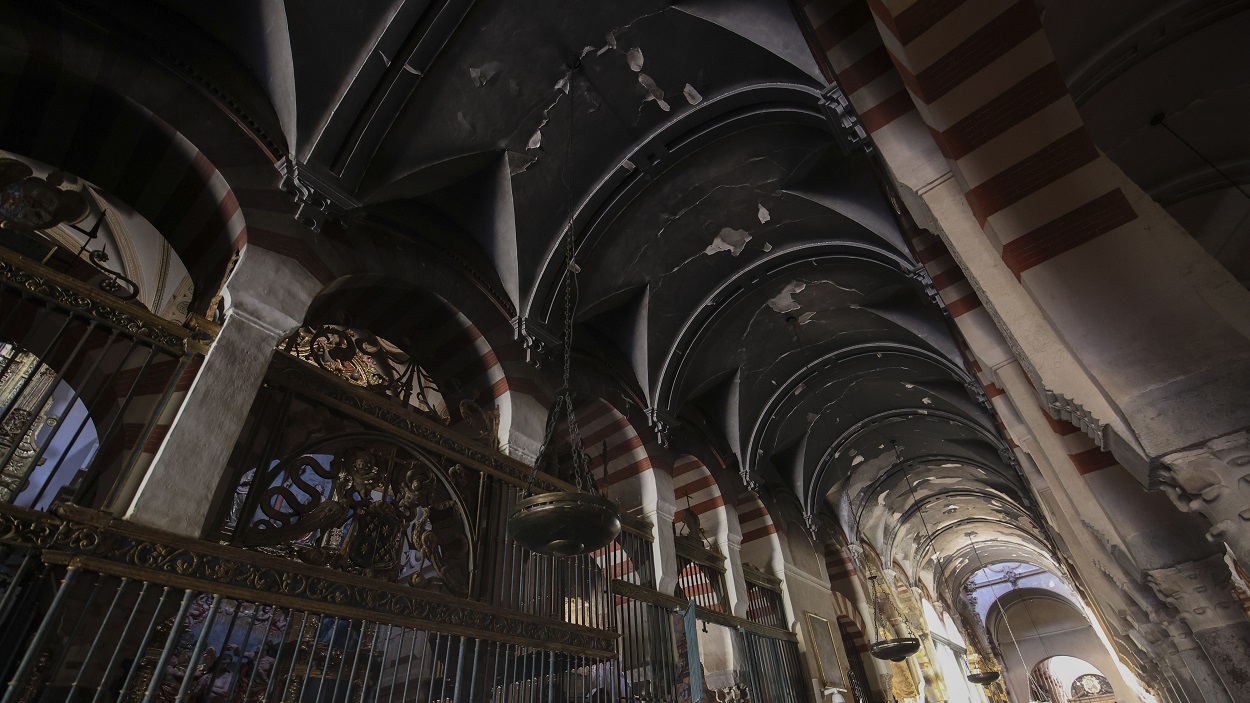 Interior de la Mezquita de Córdoba afectado por el fuego. EP