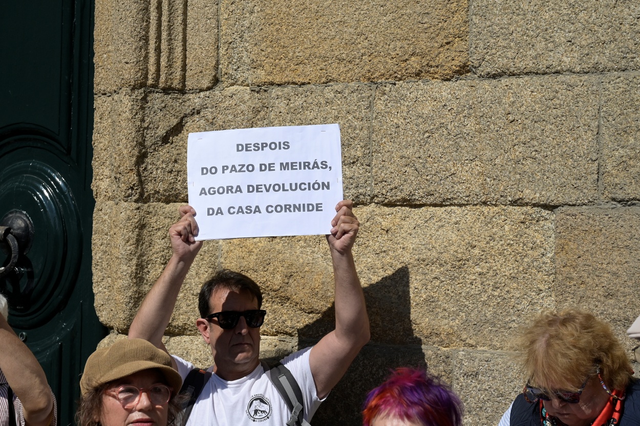 Imagen de la protesta realizada el pasado lunes 4 de agosto ante la propia Casa Cornide (Foto: Europa Press).