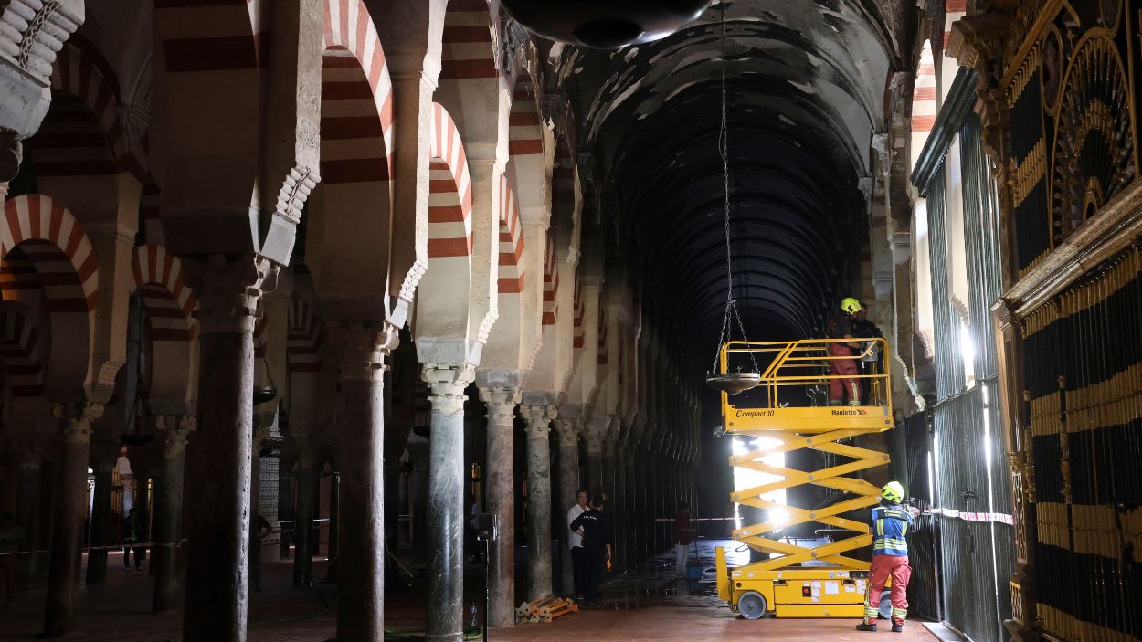 Interior de la Mezquita Catedral de Córdoba afectado por el incendio del pasado viernes. EP