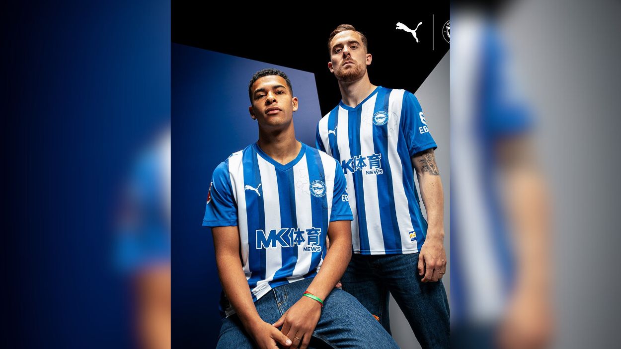 Los jugadores del Deportivo Alavés, posando con la nueva camiseta Los jugadores del Deportivo Alavés, posando con la nueva camiseta