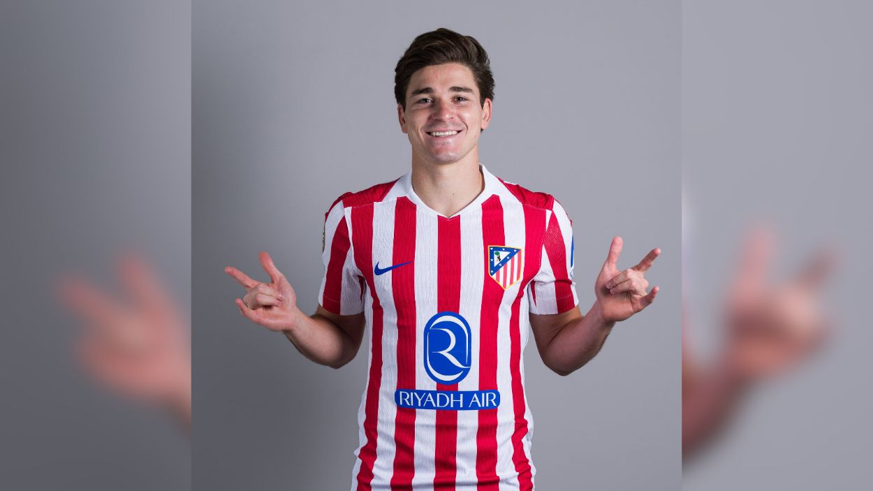 Julián Álvarez, posando con la nueva camiseta del Atlético de Madrid Julián Álvarez, posando con la nueva camiseta del Atlético de Madrid