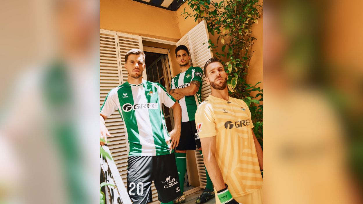 Los jugadores del Betis, posando con la nueva camiseta Los jugadores del Betis, posando con la nueva camiseta