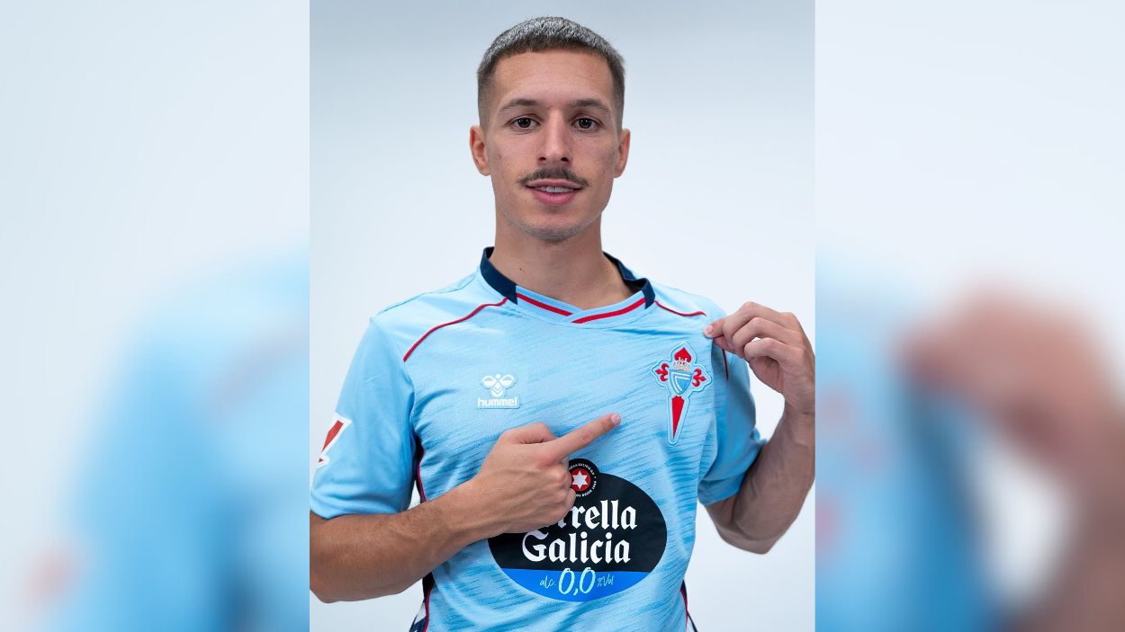 Bryan Zaragoza, posando con la nueva camiseta del Celta de Vigo Bryan Zaragoza, posando con la nueva camiseta del Celta de Vigo