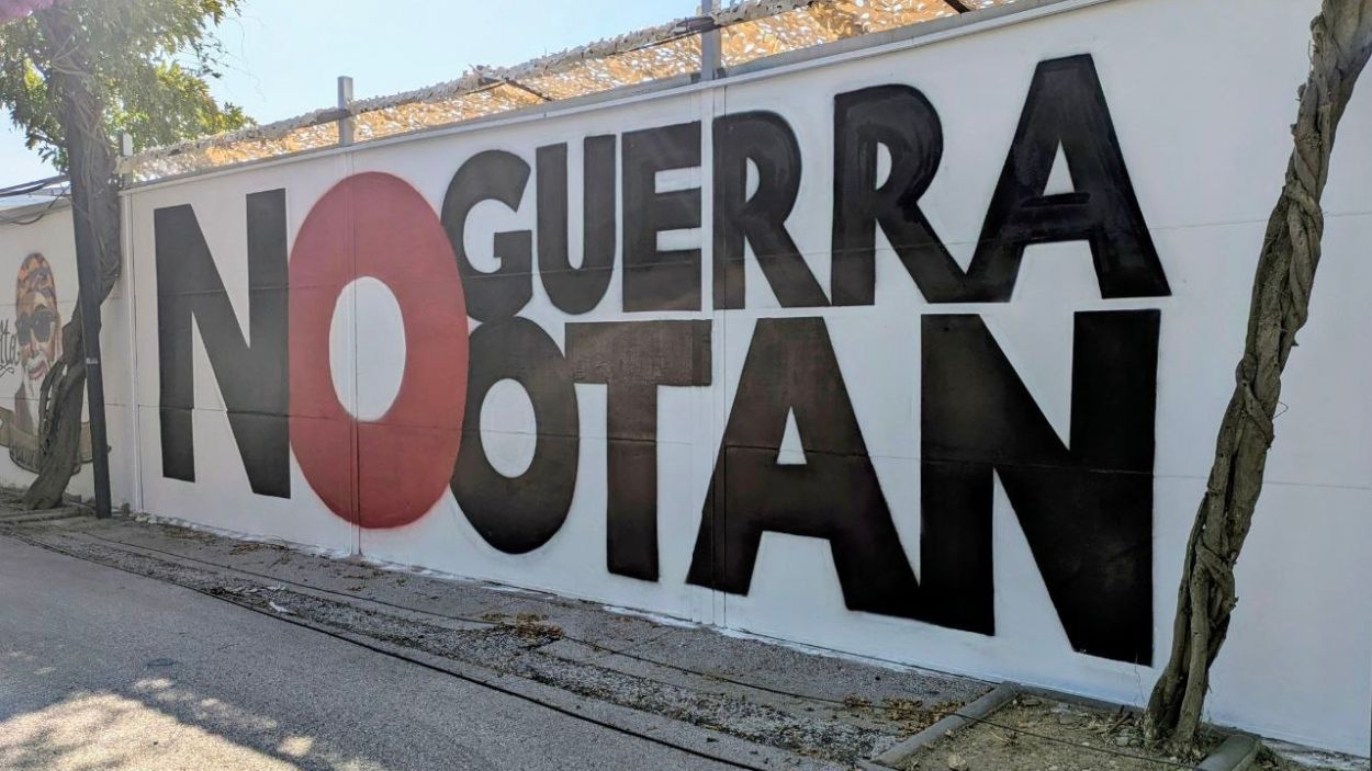 Censura del PP en la Feria de Málaga: obligan a retirar un mural pacifista de la caseta del PCE, “El Rincón Cubano”. EP. 